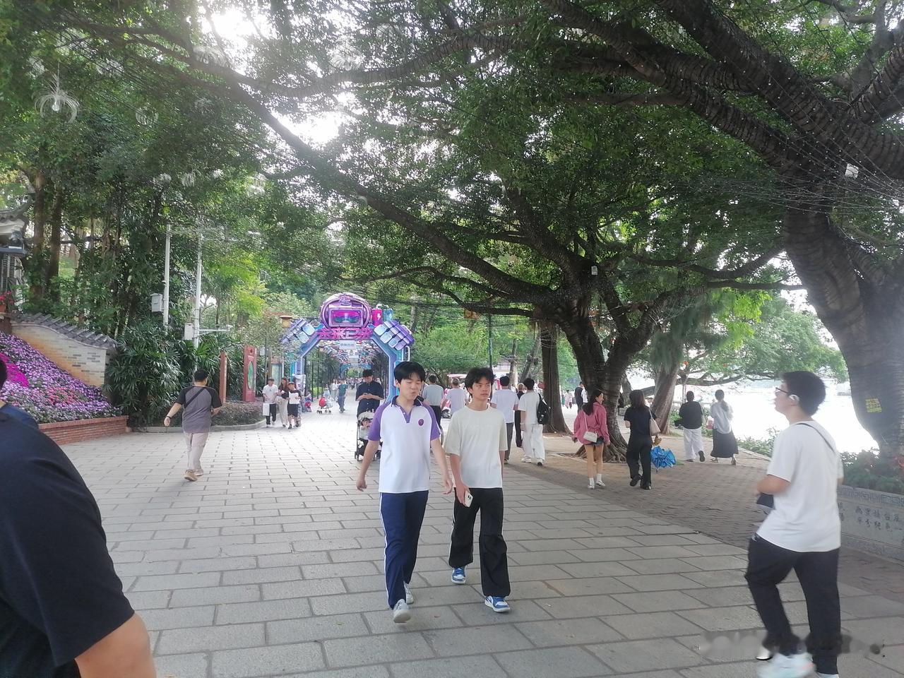 此处人流量比较大，人来人往是热门打卡点！