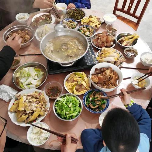 现在农村有个怪现象：越没钱，越爱撑面子。
明明家里存款没几个，买车非要买大的，抽