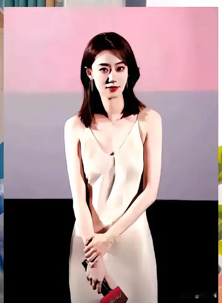 张小斐为啥突然不香了，
真不是她年龄大了，
问题全出在贾玲身上。
贾玲早就不做纯