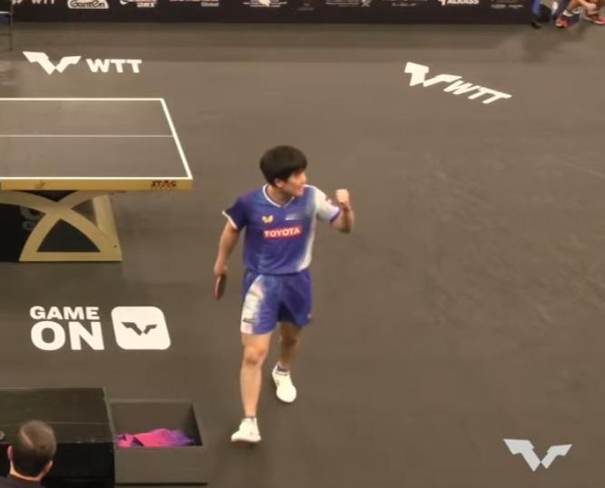 我去！张本智和11:5拿下薛飞，又开始嚣张了。
又开始嗷嗷叫了

第一局被薛飞打