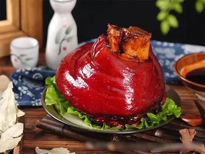 朱元璋问沈万三，桌上的猪蹄是什么名？沈万三靠“3字”保住性命
明初洪武年间，南京