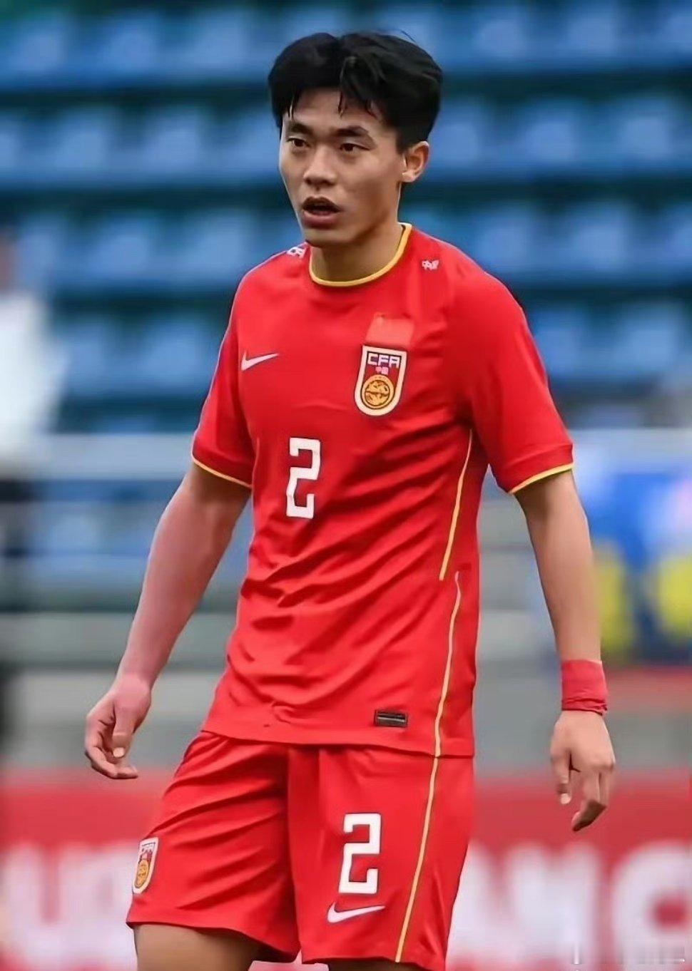 成都蓉城输了比赛，但胡河韬却成了最大亮点！这位边后卫在场上简直无所不能，两次关键