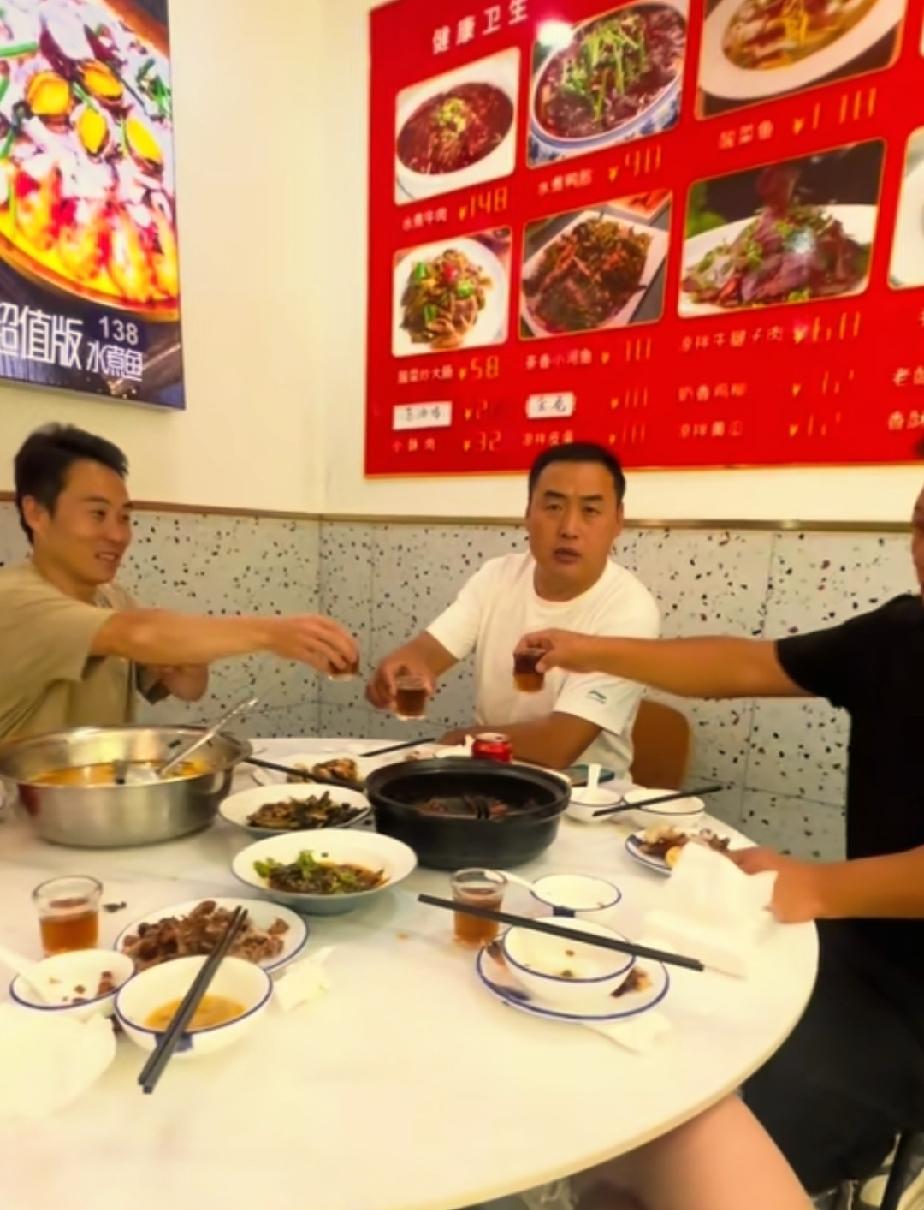 厦门一位热情大方的粉丝温总，盛情邀约贺兄弟、贺嫂、白兄弟以及小贺姑娘，来到自己的