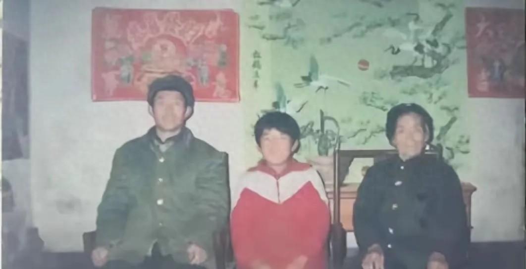 1989年，山东一位67岁老太太在路上捡到一名女婴。她31岁还没成家的儿子碰了碰