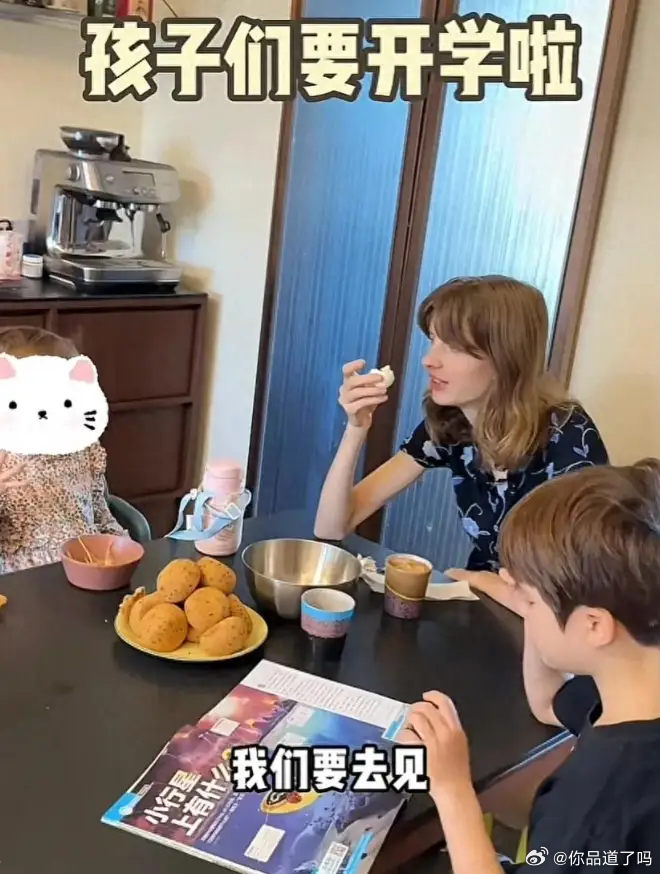 董力阿诺送女儿上国际幼儿园！2岁露露超可爱不哭不闹，爸妈落泪 ​​​