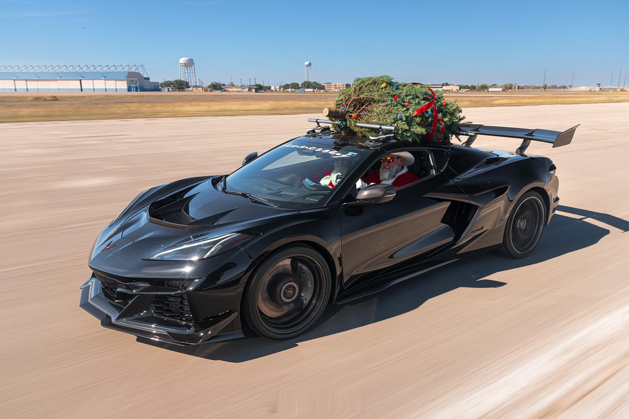雪佛兰Corvette ZR1 圣诞老人驾驶着Corvette ZR1跑车，车顶