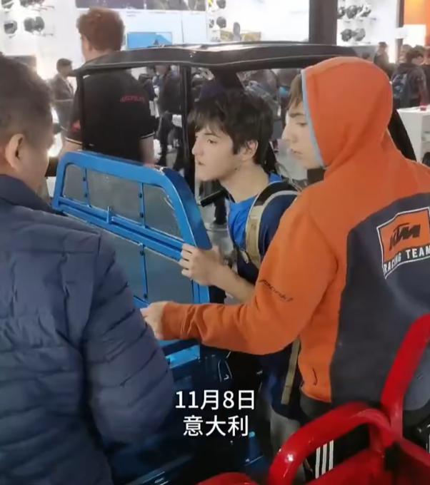 三蹦子竟然在国外市场爆火，外国人学会的第一句中文，以后会不会就是“倒车请注意”。