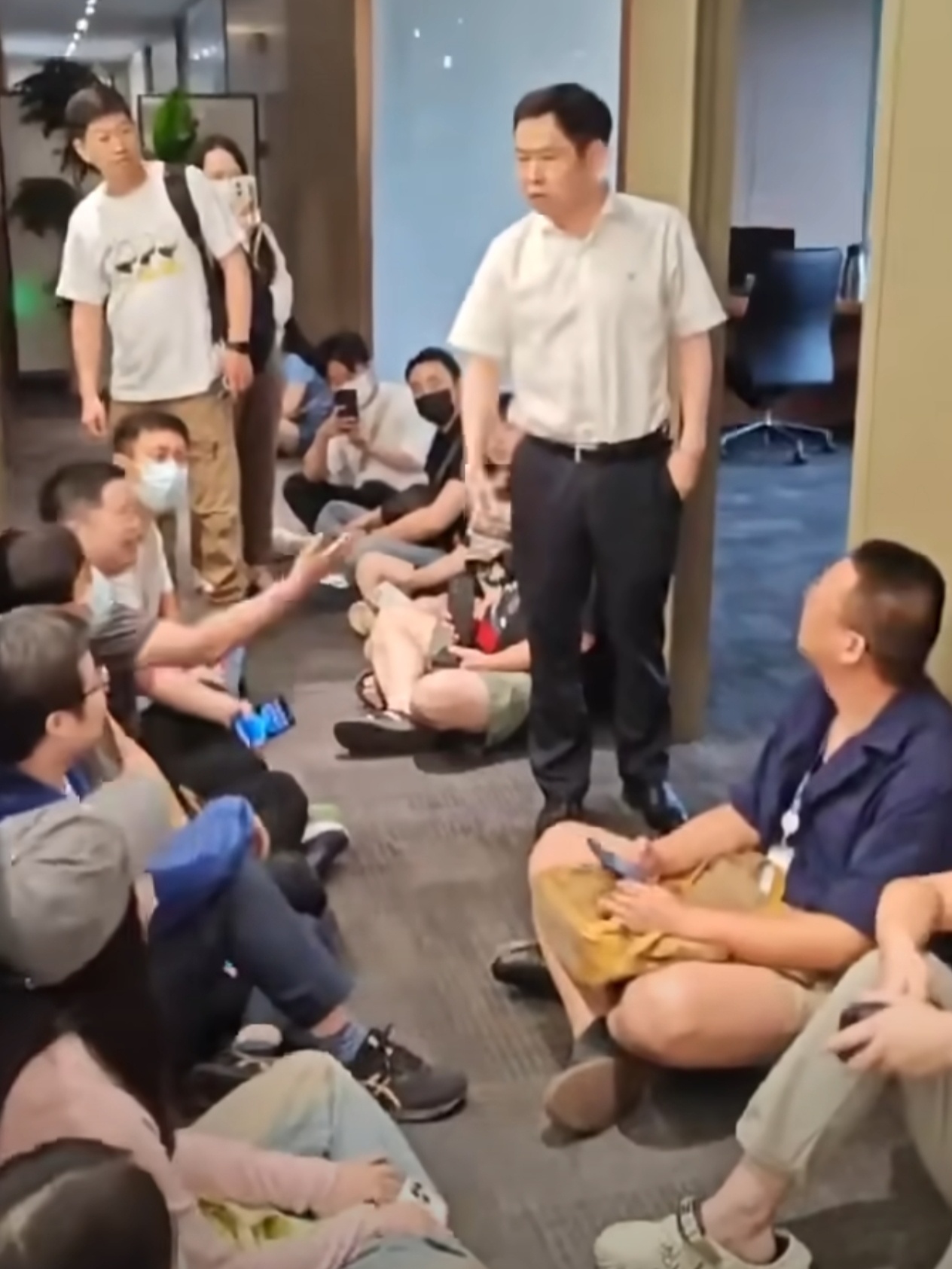 哪吒汽车CEO被员工围堵讨薪这个画面好像在上一次才见过，不过哪吒的车在路上还是挺