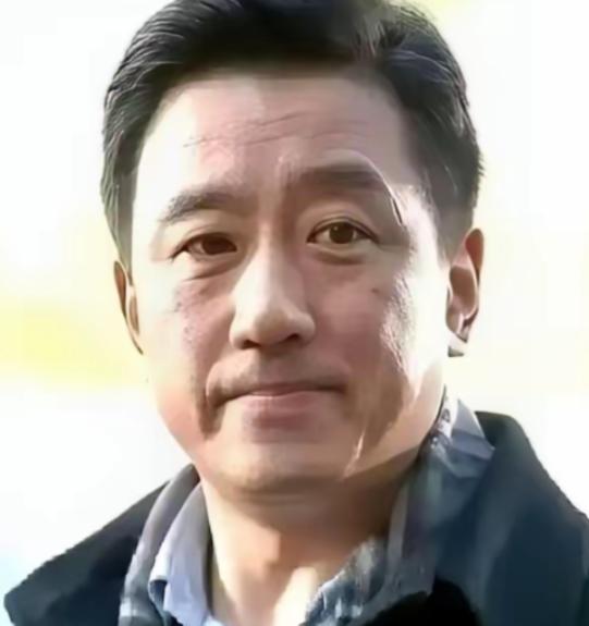 一个演员，戏拍了七成，突然要求片酬翻倍，不给就罢演。导演二话不说，把已经拍好的几
