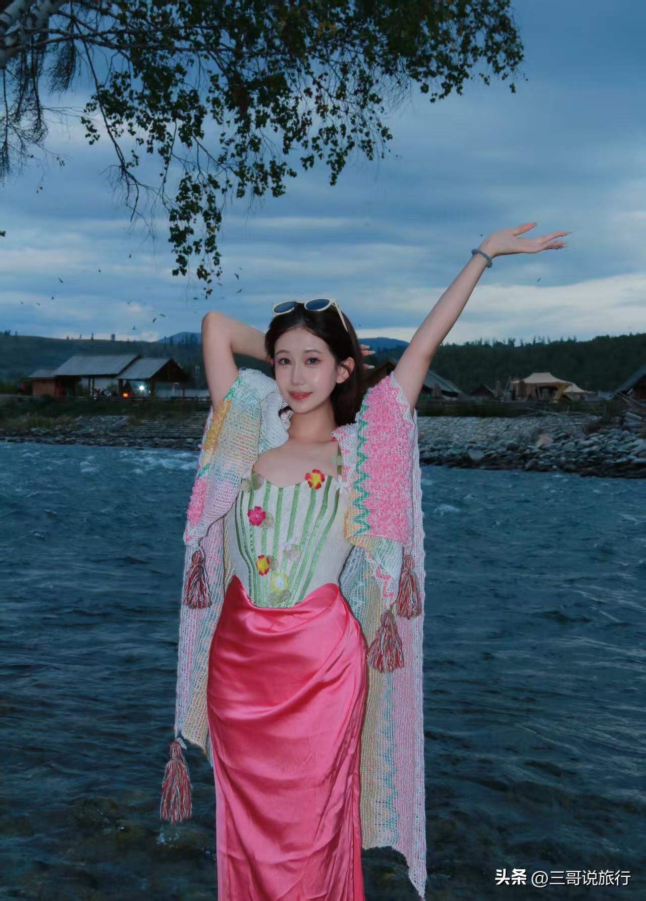 承包整个禾木的夜
       终于懂了住在景区里的妙处——当白日里的人潮渐渐散