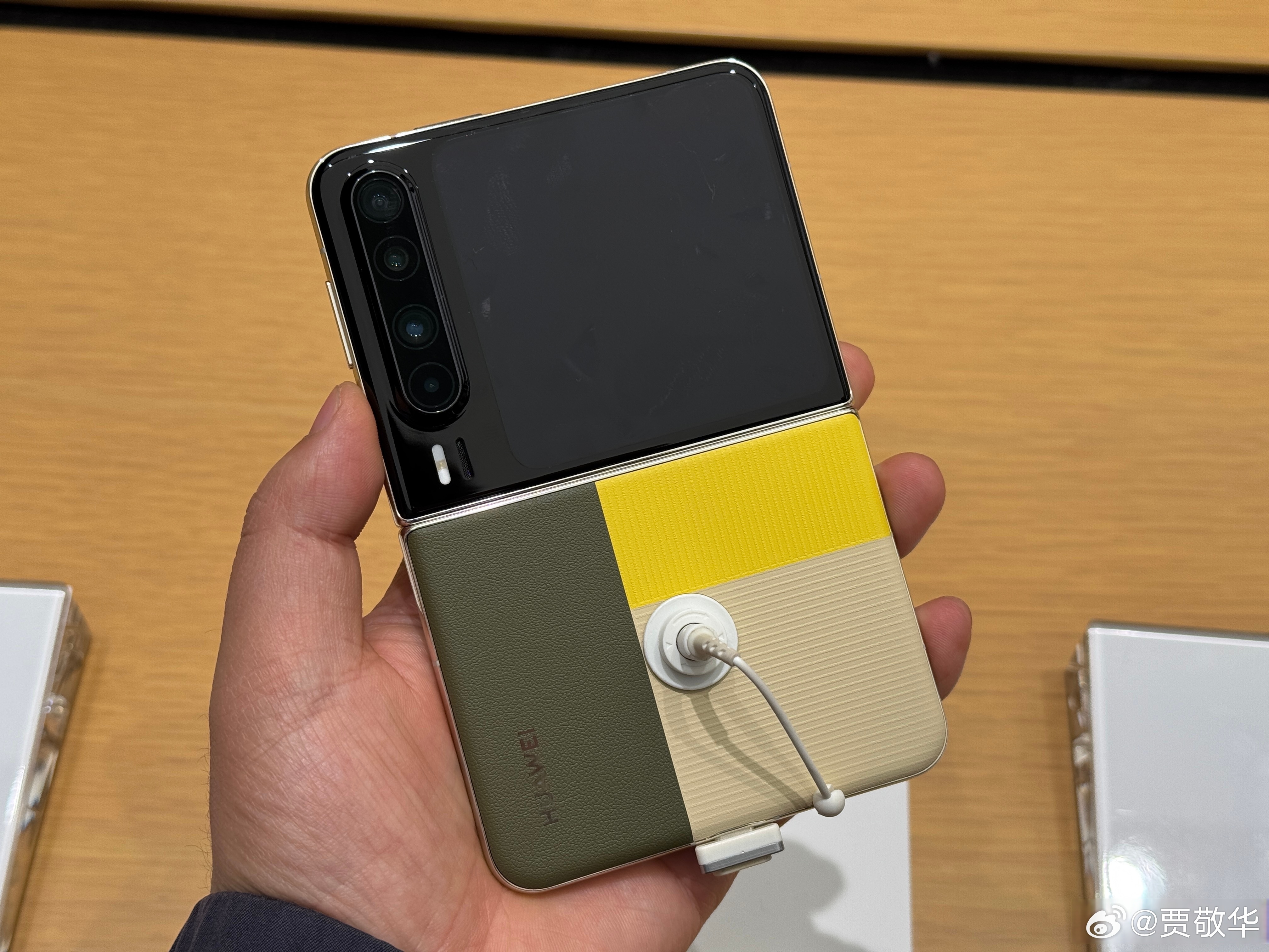 明年折叠屏市场非常热闹，苹果首款折叠屏手机发布，多款三折叠屏手机也会发布。此外，