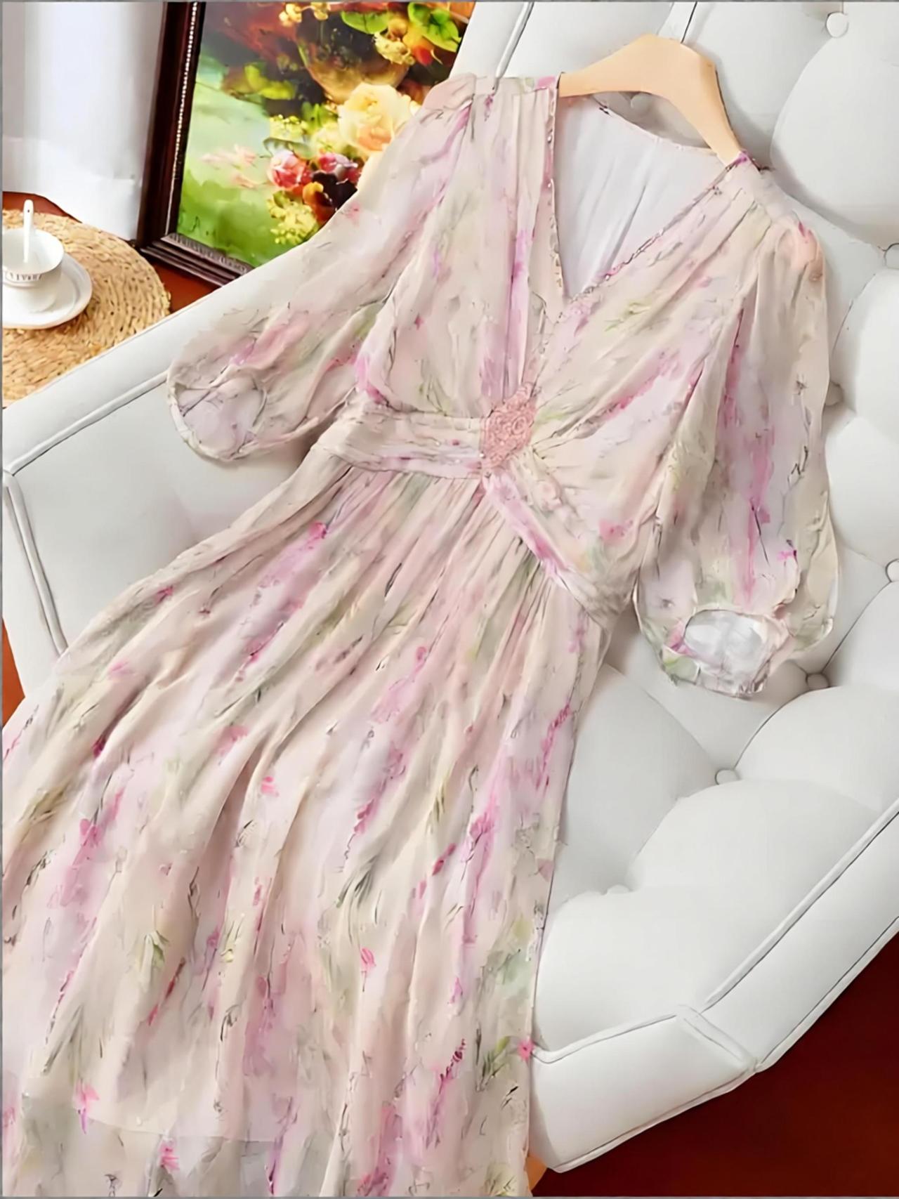 小姑子送了一件真丝裙子给我。说这条裙子是她去年买的，只穿过两次，当时花了800块