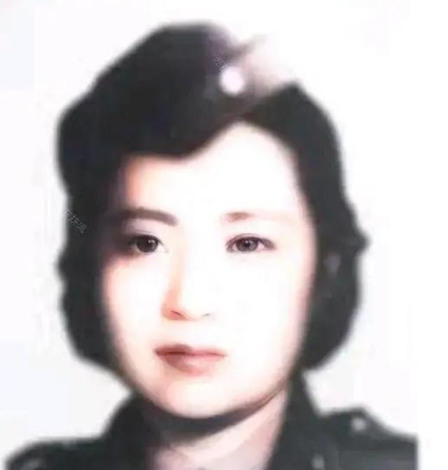 1951年，叶亚华在澳门街头要饭无果，无奈在牌子上写道：“我是抗日名将王铭章的遗