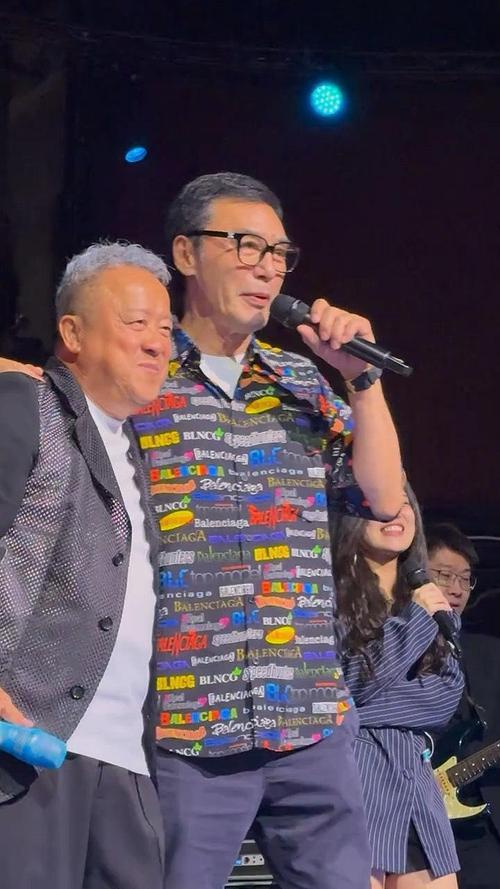 7月4日，南宁舰在香港昂船洲军营面向市民开放参观。73岁的钟镇涛带着女儿登舰参观