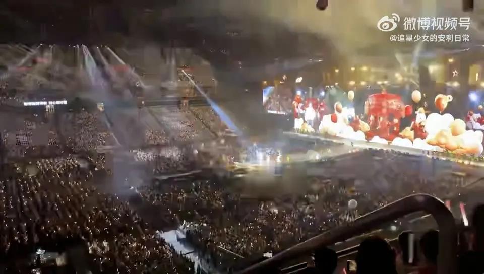 周深香港演唱会“吃醋名场面”：当歌手沦为互动球“BGM”
 
跨年夜的香港启德体