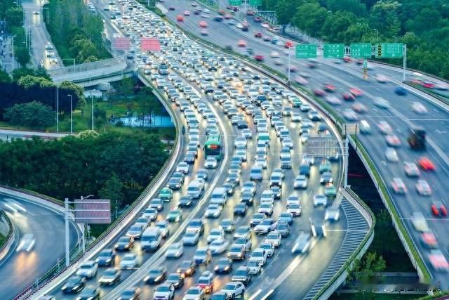国庆返程后，很多油车车主不说话了：堵3小时才发现电车没那么惨