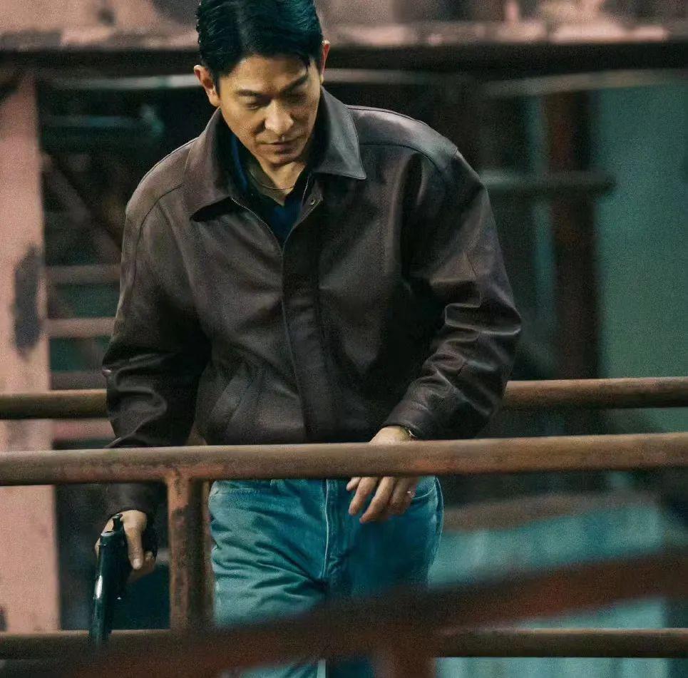 62岁的刘德华，又当了一次“贼”
刘德华在电影《莫斯科行动》中饰演的角色，因为女