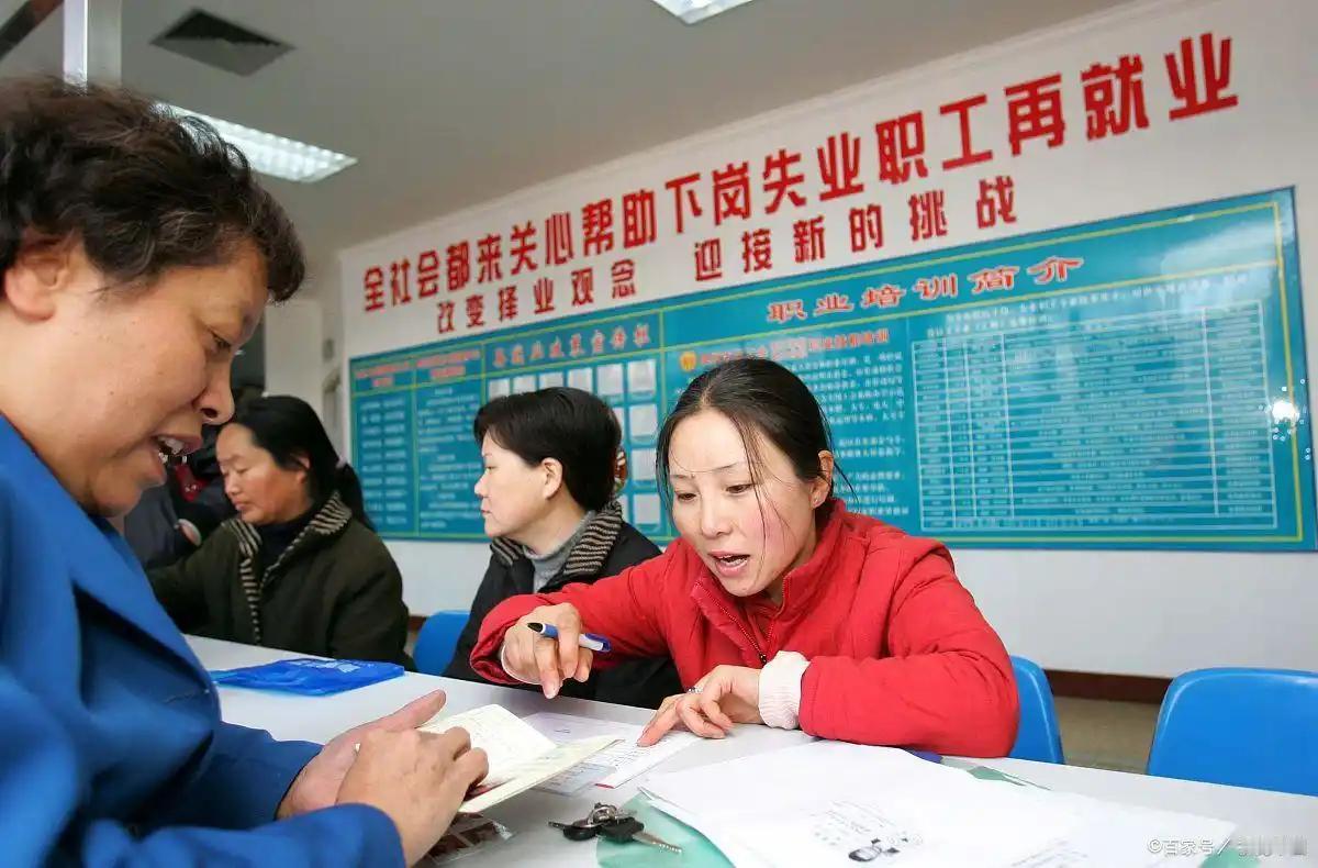 2026 年退休职工养老金还会调整吗？企退老人干了一辈子，盼的不是特权而是普惠：