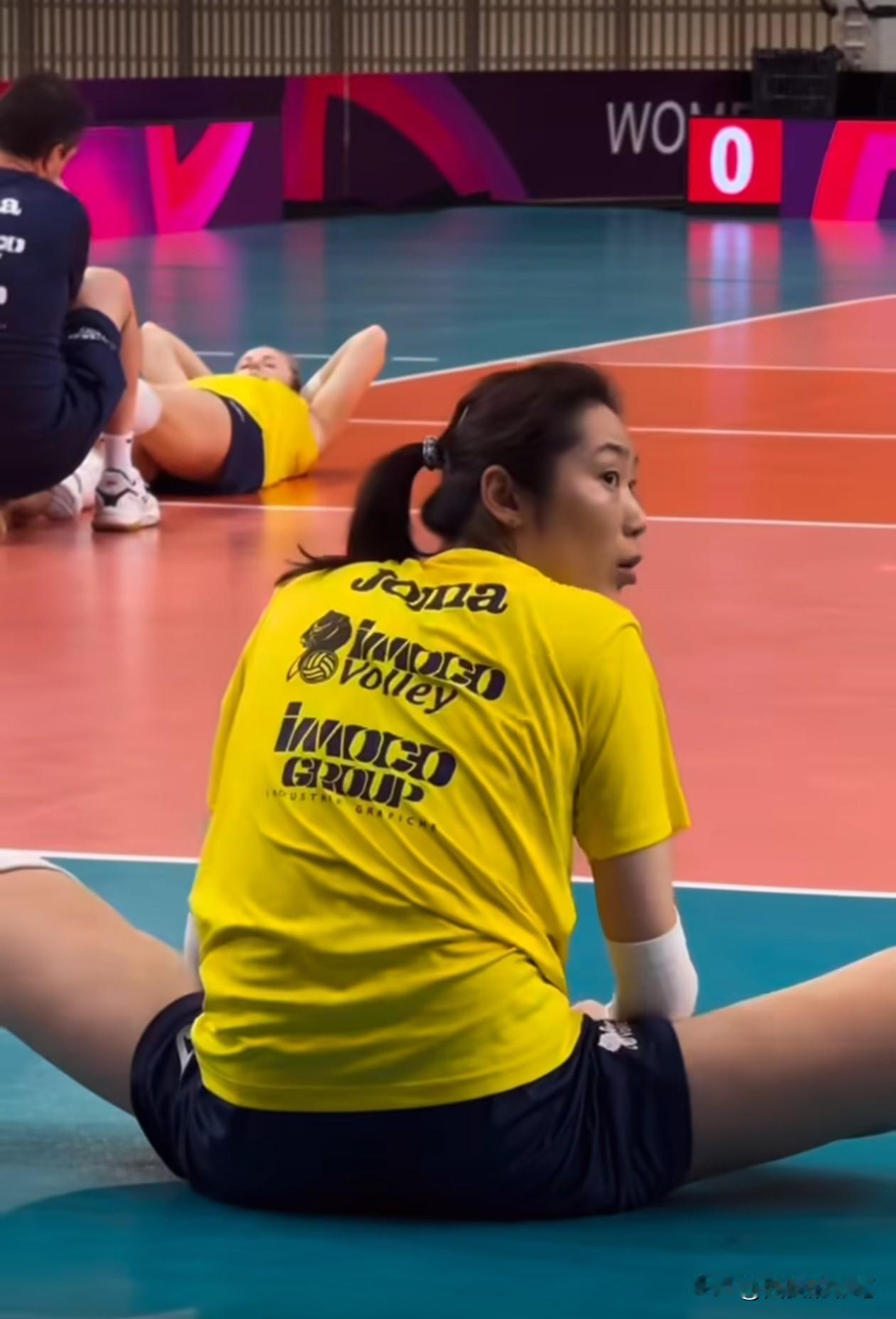 朱婷和队友积极训练，备战世俱杯！法尔却扮演喜剧演员！
场馆内，穿着黄颜色队服的科