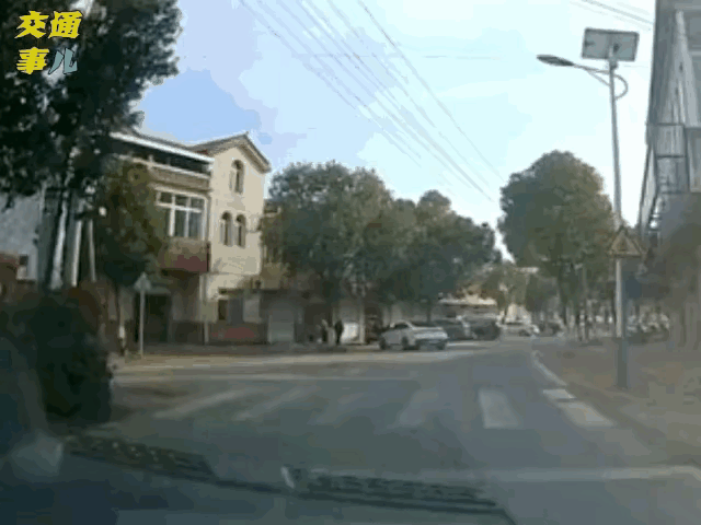 这是怎么了，是脚踩到油箱里了吗，还是喝多了，干脆就找不到北了。
左一圈又一圈不停