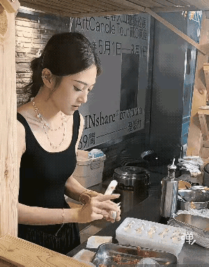 老板娘，来2斤饺子[送心]