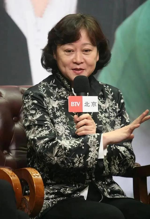 演员，黄爱玲说，闫妮演我女儿特别可爱，在生活中有一次我和我女儿出去吃饭，我女儿女