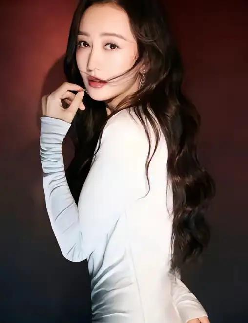 1982年的女演员王鸥终于官宣，自己正在独自养育一个孩子。
 
她发文表示，孩子