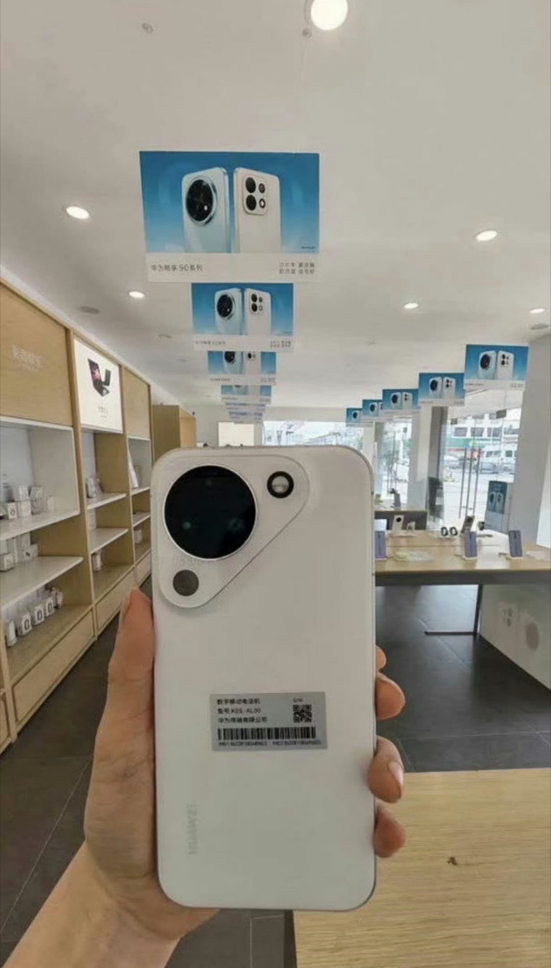 难怪之前余总批评团队没有审美了，看看Pura 90标准版的真机，图二是最右边那个