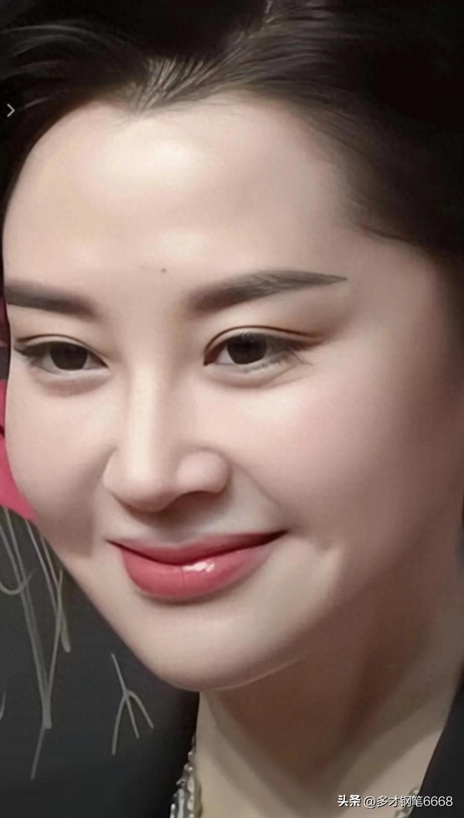 她长得好漂亮，不敢相信自己的眼睛她竟然有50多岁了，皮肤看起来非常紧致，身材很瘦