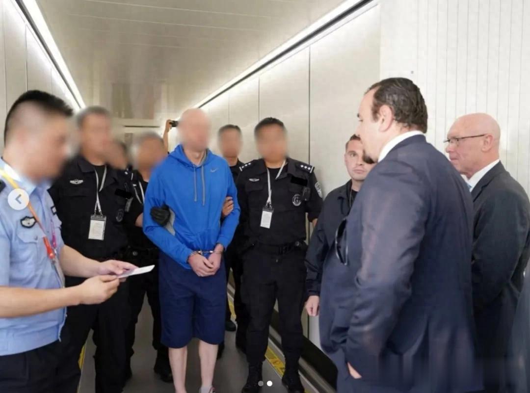 上海“万人迷”美国外教是杀人犯！侵犯女童枪杀妻子潜逃21年？