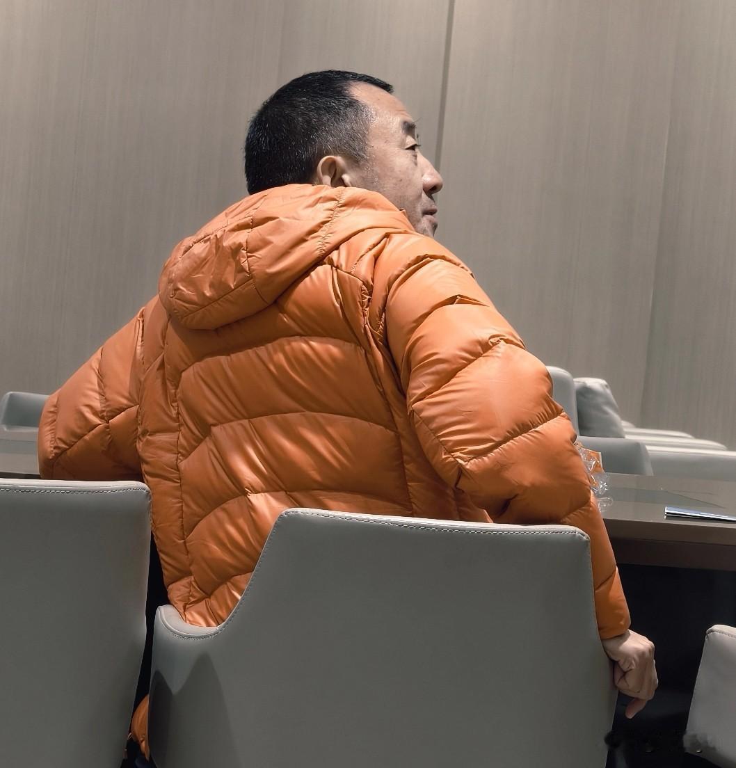 宜昌三峡机场巧遇陈行甲。他很友善，很热情，也很谦和，一直笑呵呵的！
他长时间打电