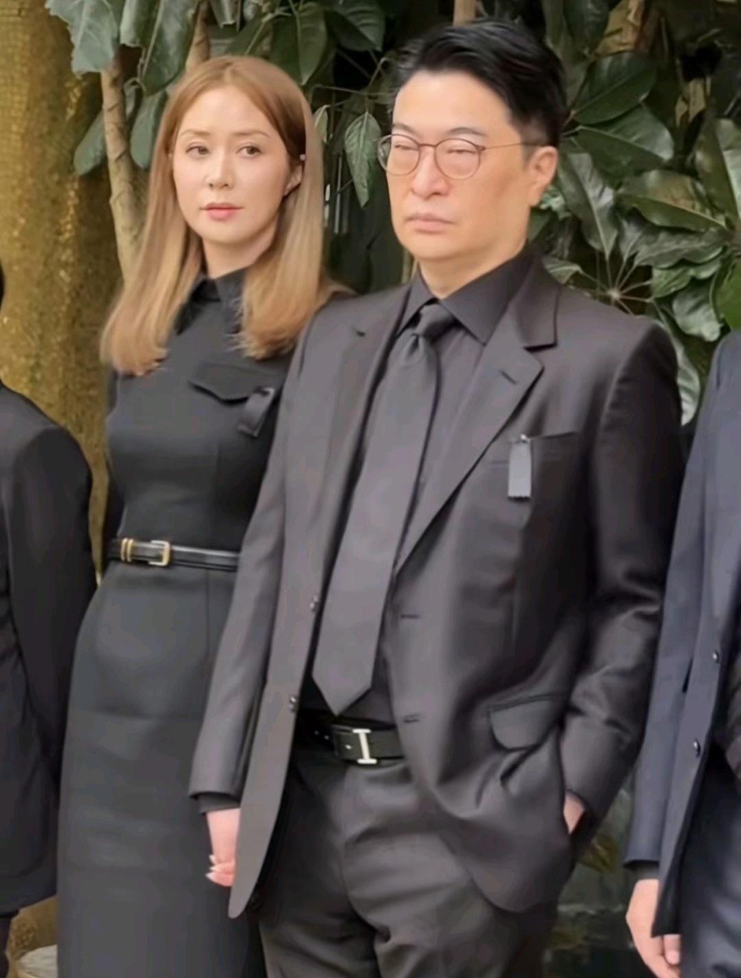 徐子淇14岁的时候，
就被母亲安排进娱乐圈，
目标很明确，
为将来嫁入豪门铺路。