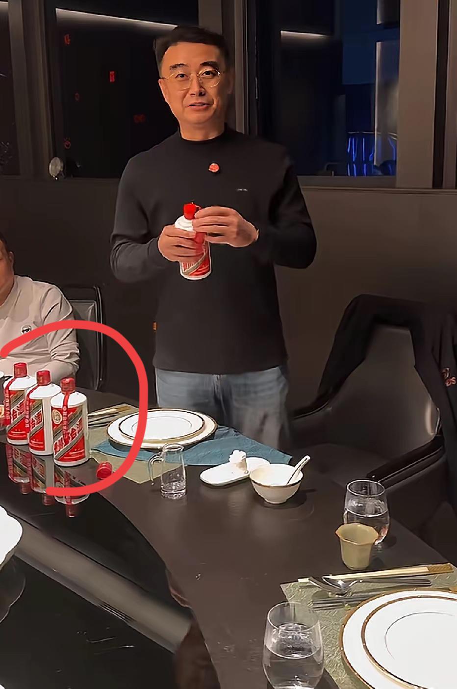 这位明星真有钱，喝这么多瓶茅台