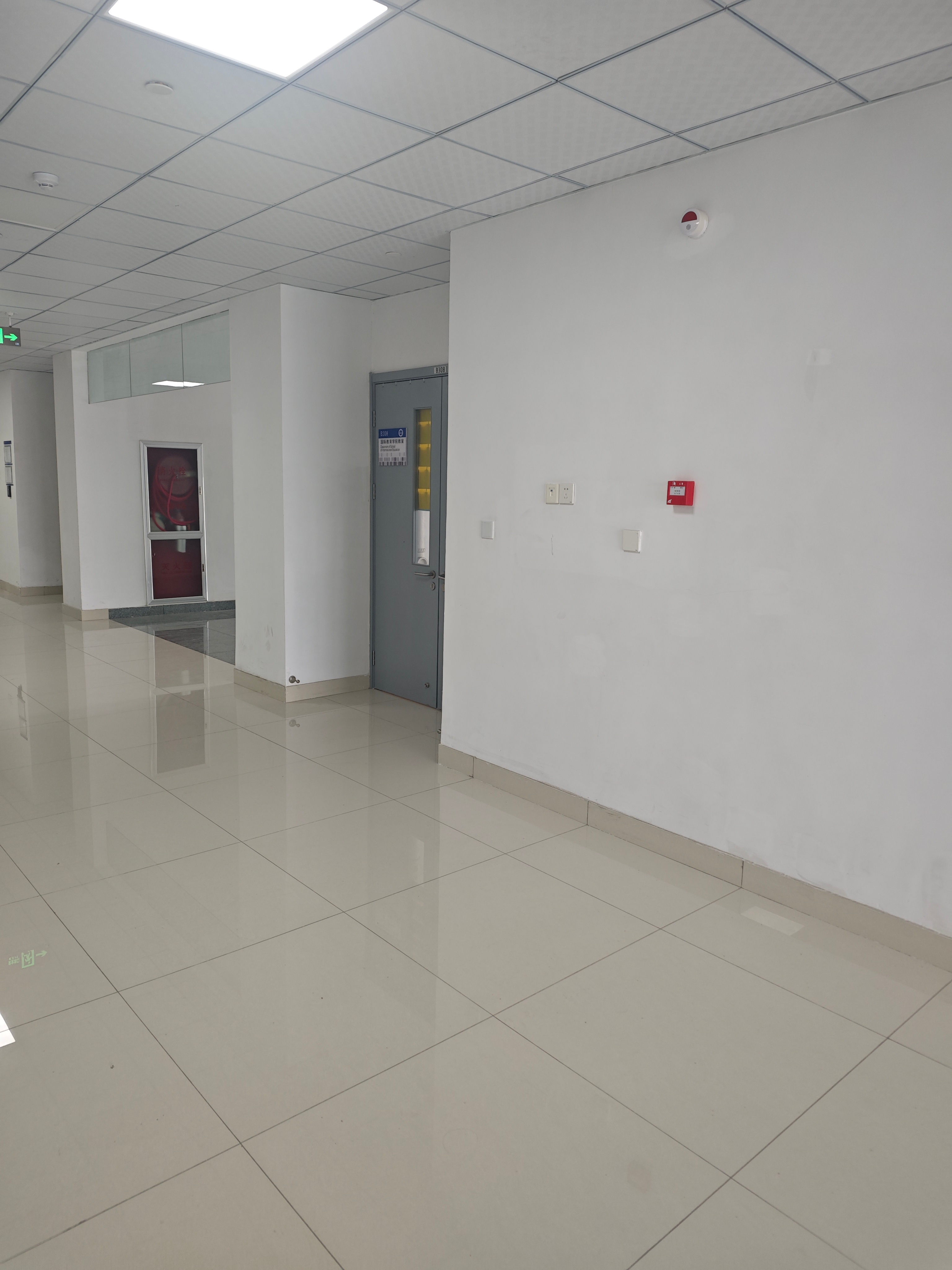 校园v计划带你涨知识日常 来上课，结果教室还没开门，我在门口跟那个满嘴大碴子味中