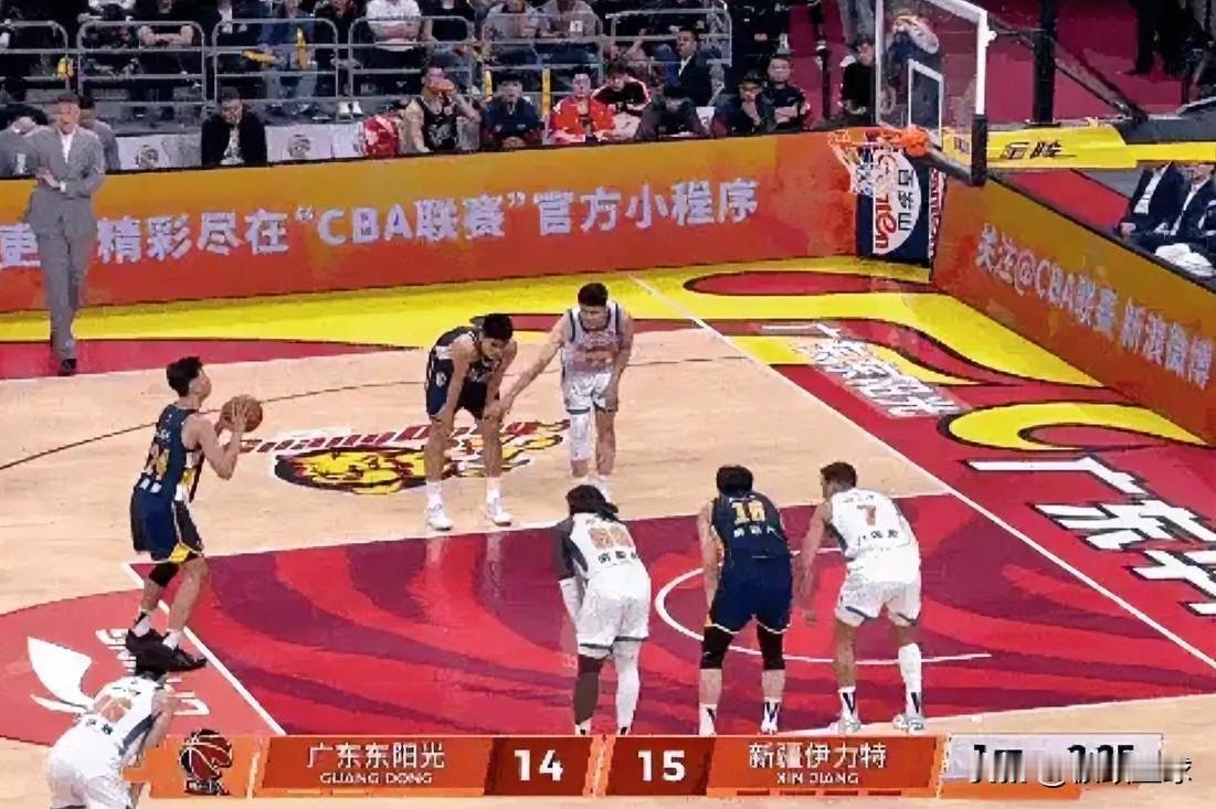 广东天才锋线崔永熙真是太勇猛了！在今日新疆对阵广东的首节比赛中，崔永熙造成犯规三