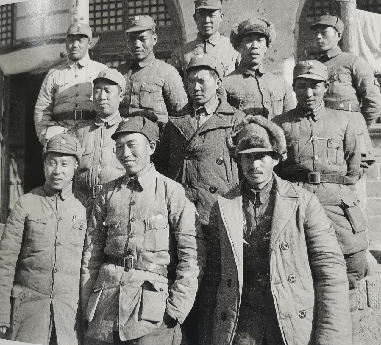 1940年2月上旬，军委参谋长滕代远到120师指挥晋西北反顽斗争会场。
第一排左