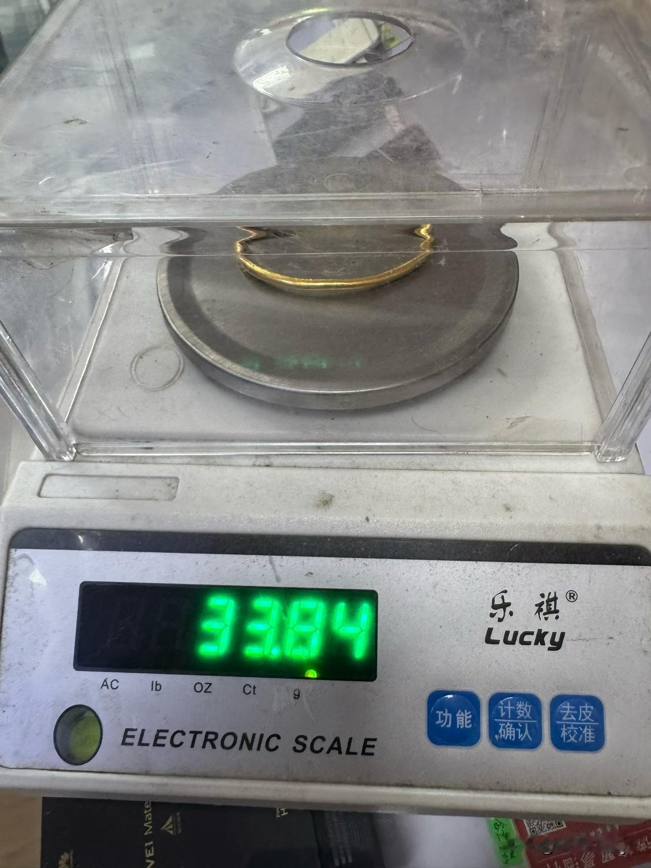 借钱投资黄金被套牢，简直是把自己架在炭火上煎熬。之前认识一位朋友，凑了手头的钱还