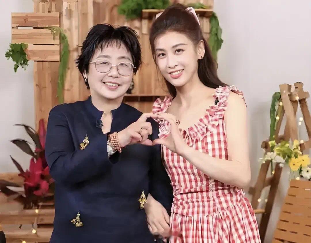 《是女儿是妈妈》第二季黄圣依妈妈是个很强势的母亲，上大学之前，黄圣依所有的决定都