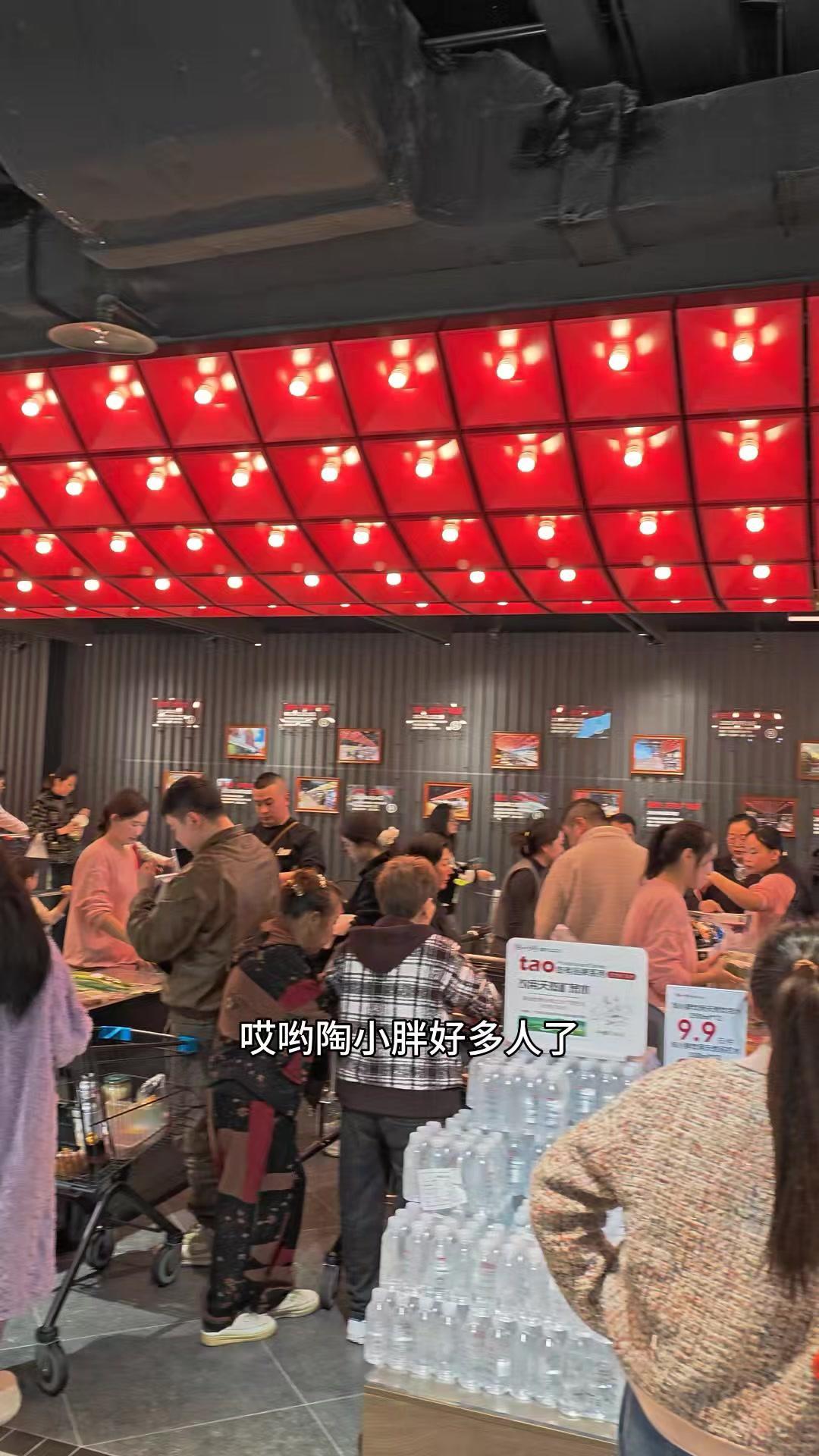 在大渡口万达淘小胖超市，发现了藏不住的福利！刚到超市就被热闹的人潮惊到，这波性价