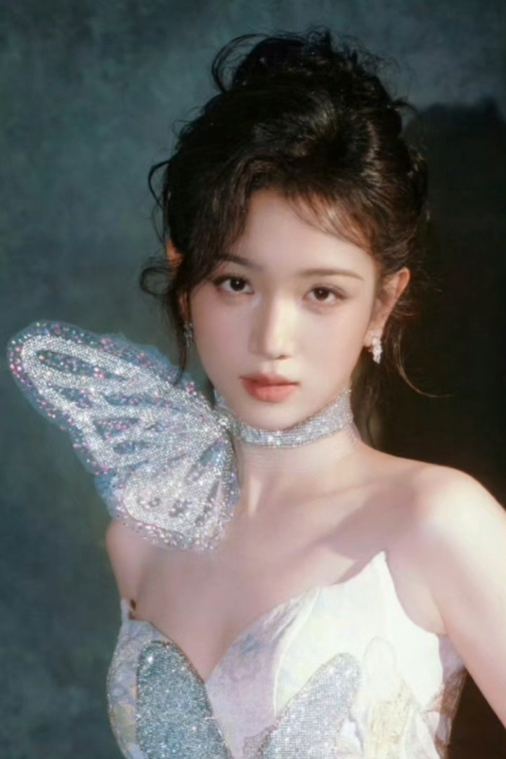 代露娃蝴蝶刺绣长裙代露娃ELLE风尚盛典造型鲨疯了这个娃娃美的好权威啊！完全蓝色