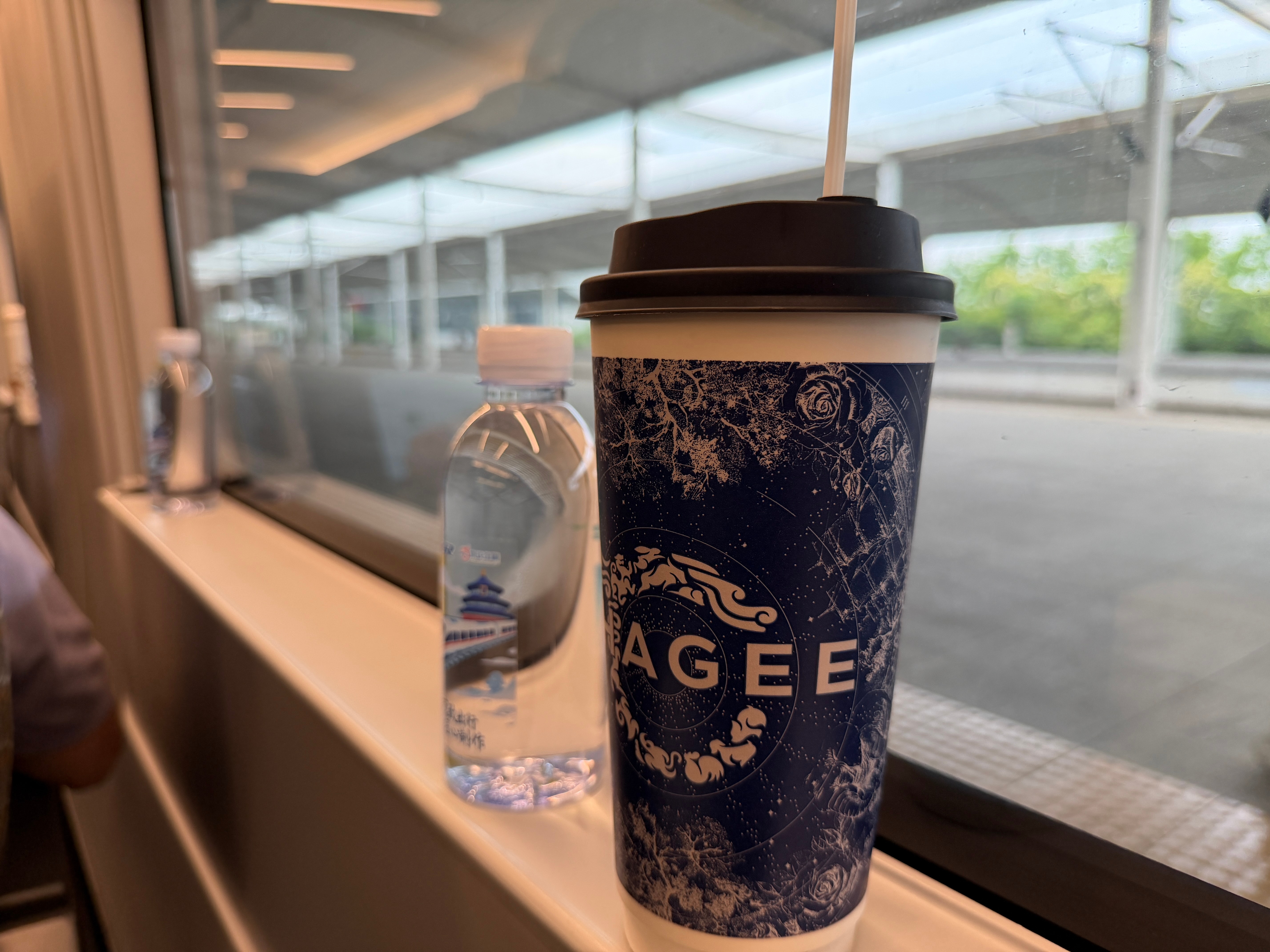 今天去杭州搬砖，明天绍兴，后天上海。霸王茶姬奶茶还是得少喝，我查了一下，如果控制
