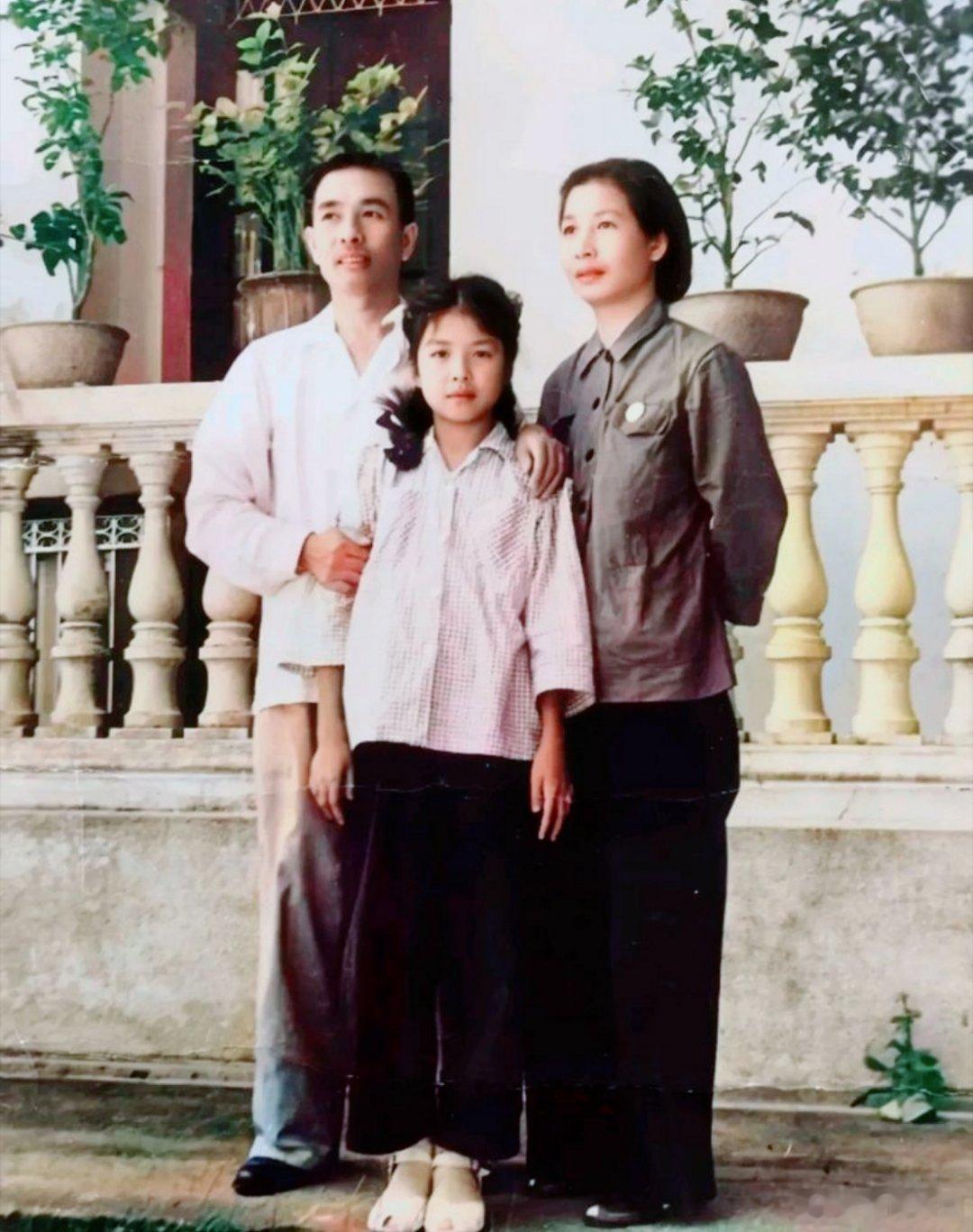 1956年，北京。曾志大姐的全家福，曾同志是井冈山时期的革命元老，她的照片经常被
