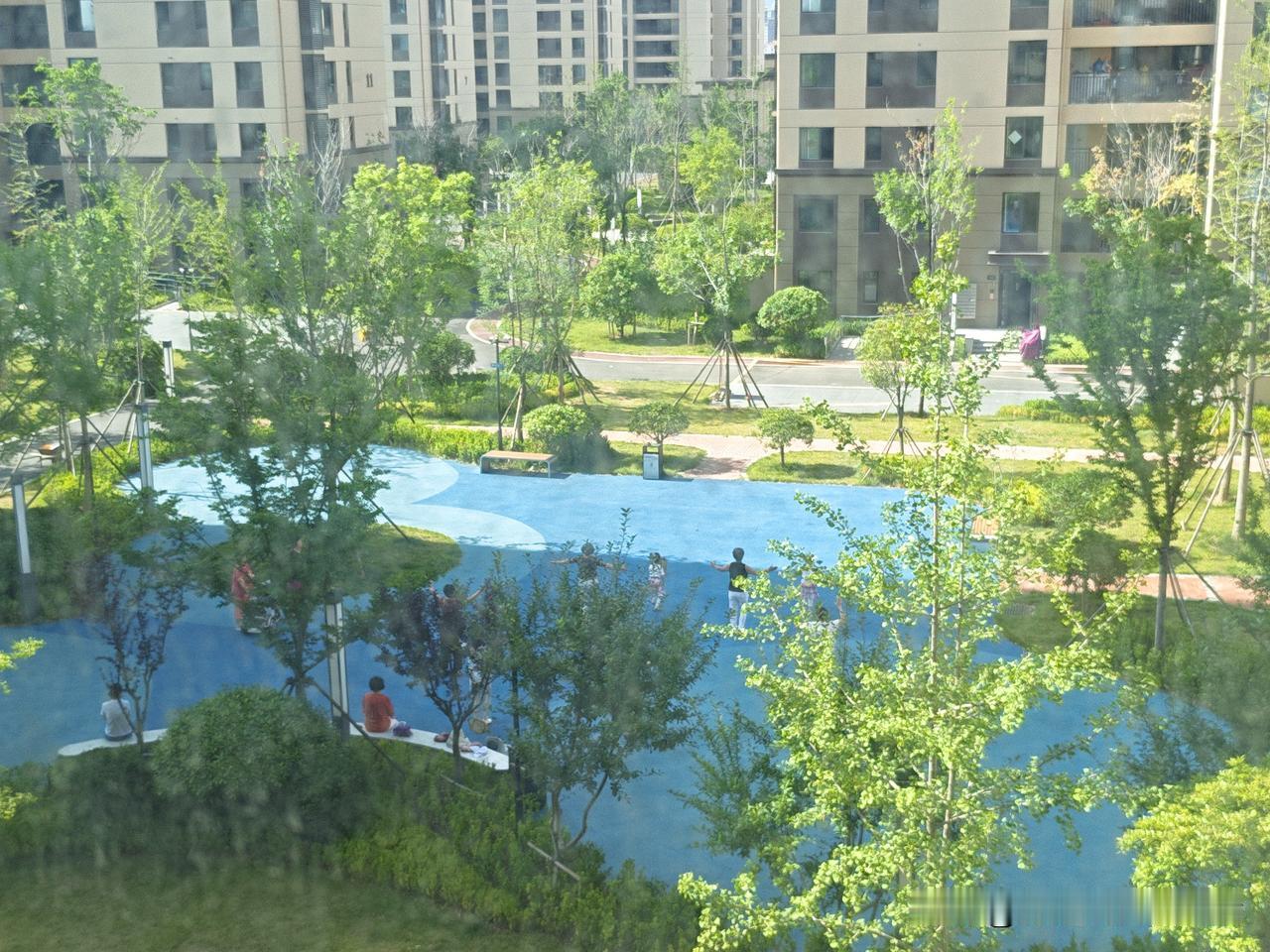青岛城阳楼下终于热闹起来啦
 
回城阳家住两天，楼下小广场安安静静，广场舞全都不