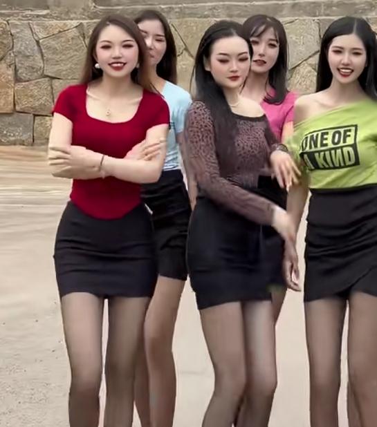村里的五个大龄未婚女，着急嫁，不用彩礼，看上哪个选哪个。老铁们，有喜欢的吗？机会