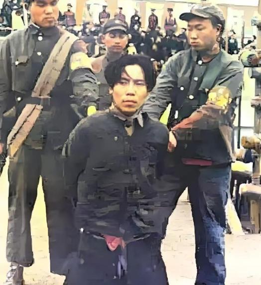 1951年1月，戴笠的儿子戴善武被五花大绑，跪在地上即将被执行死刑。被枪毙的时候