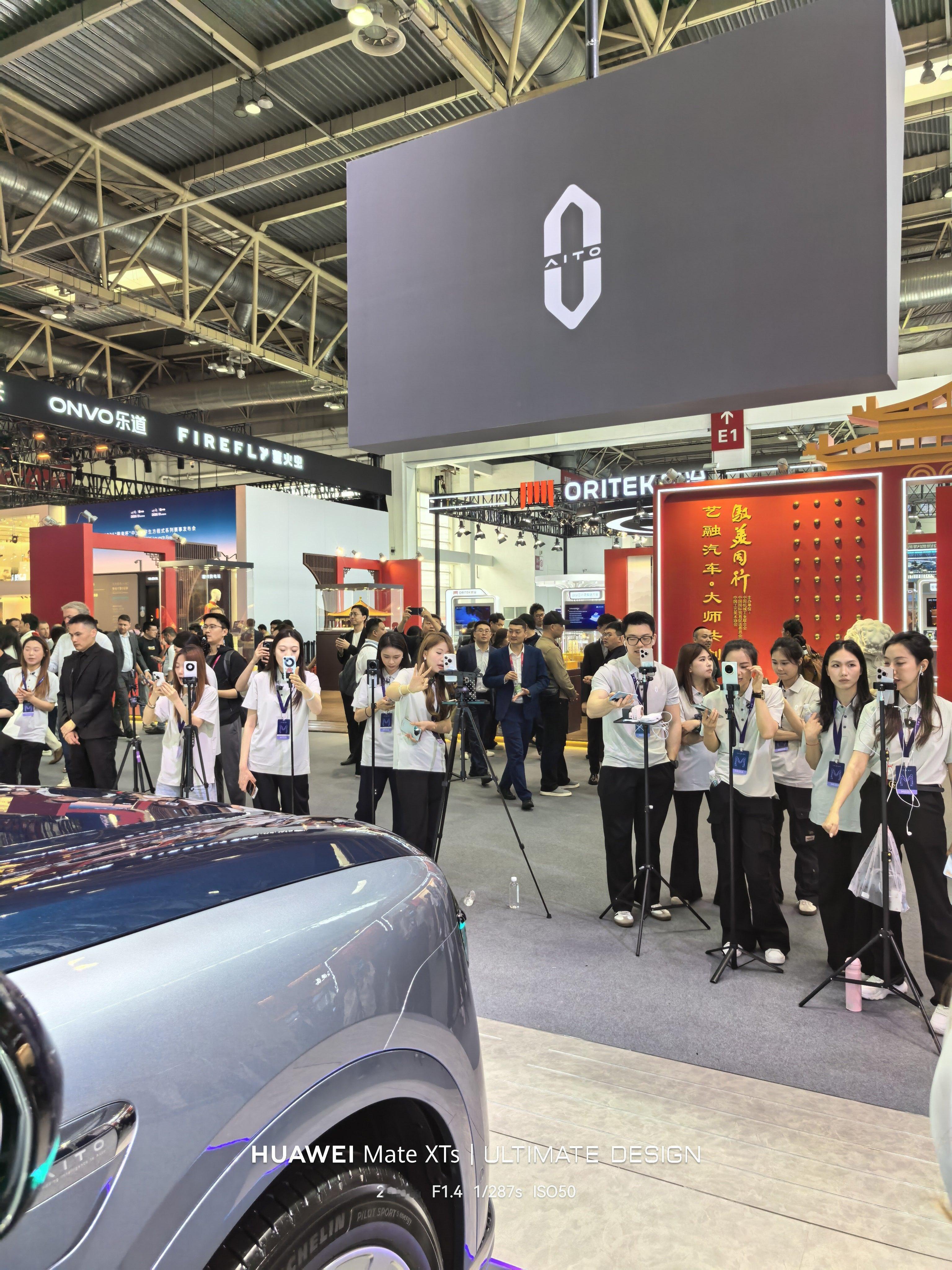 新一代问界M9感觉会卖的很好我特地现场蹲在好几个直播的销售小姐姐后面看了5分钟。