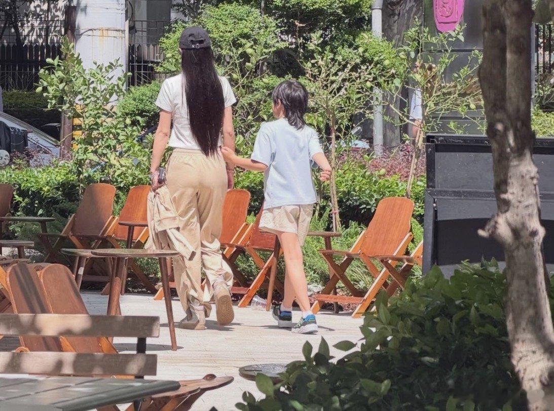 上海安福路偶遇angelababy小海绵上海安福路偶遇angelababy小海绵