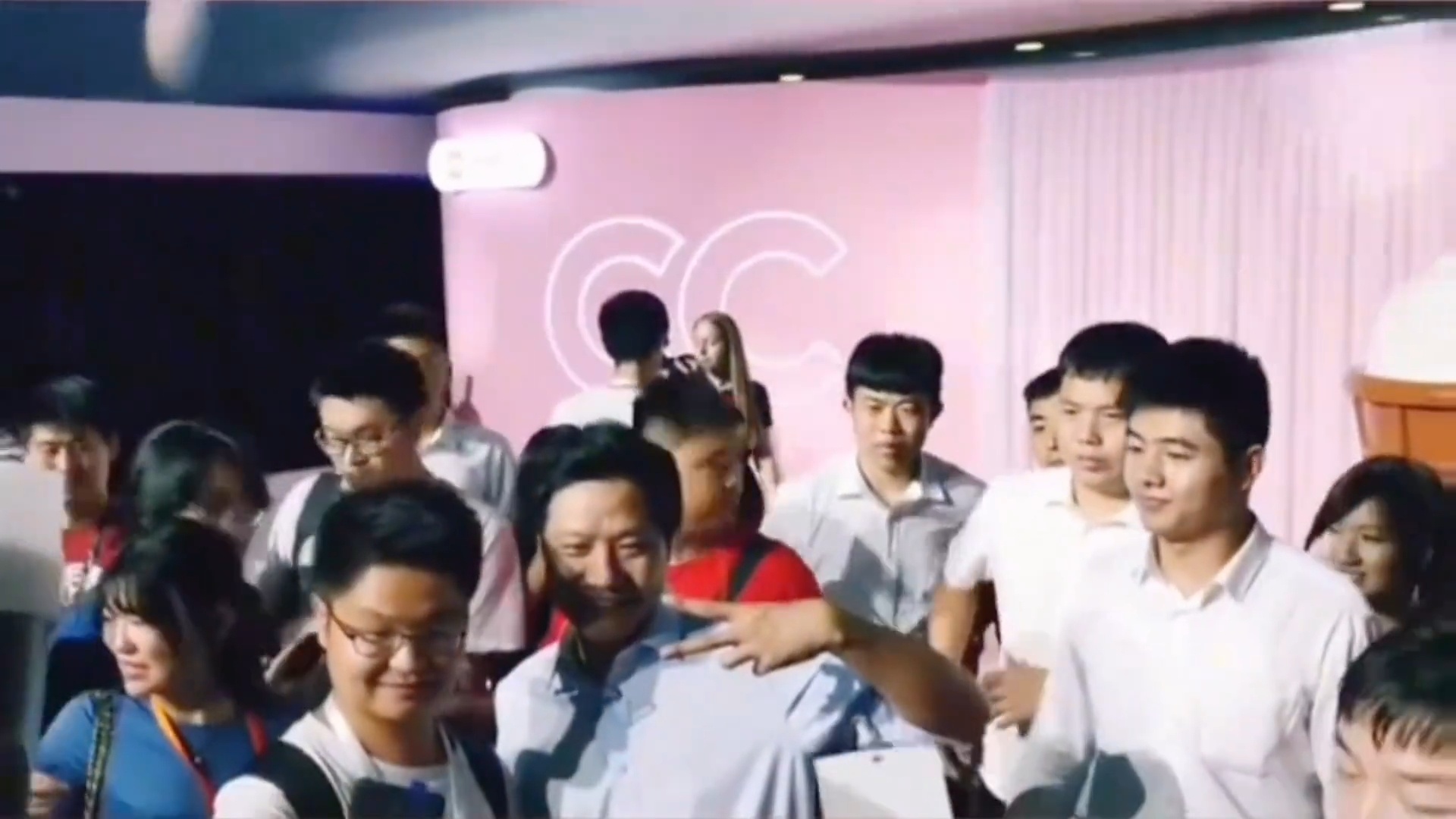 千亿总裁雷军拍照比耶✌🏻 ​​​