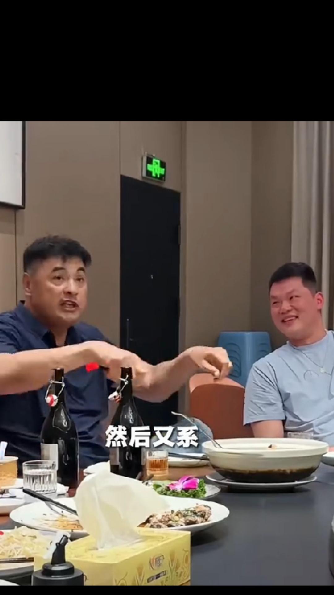 【老友相聚热情交流，战神刘玉栋与朱总线下相聚，把酒言欢尽显兄弟情义，开怀畅饮属实