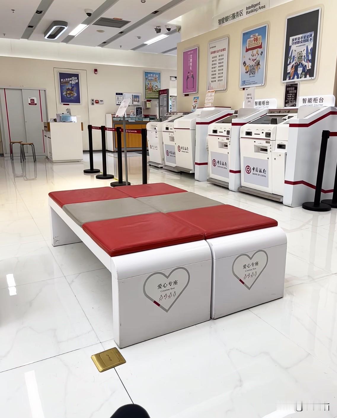 听说银行要搞负利率？
这可不是闹着玩的。
老百姓的钱袋子虽不大，但那可是无数家庭